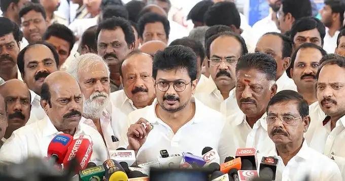 எதிர்க்கட்சித் தலைவர் உதயநிதி ஸ்டாலின் செய்தியாளர்களை சந்திக்கும் காட்சி