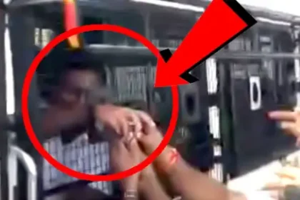 முன்னாள் அமைச்சர் சி.வி.கணேசன் உதயநிதி ஸ்டாலினுக்கு டீ கொடுக்கிறார்