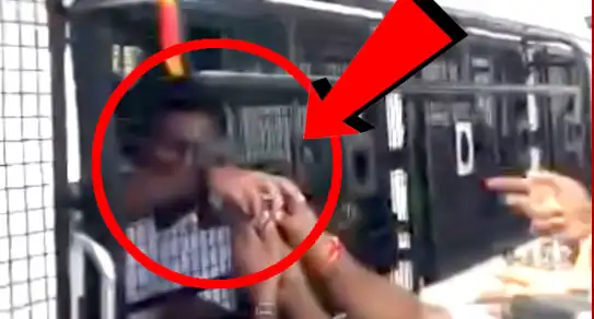 முன்னாள் அமைச்சர் சி.வி.கணேசன் உதயநிதி ஸ்டாலினுக்கு டீ கொடுக்கிறார்
