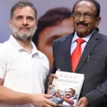 புத்தகத்தை பெற்றுக்கொள்ளும் ராகுல் காந்தி, அருகில் வைகோ