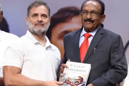 புத்தகத்தை பெற்றுக்கொள்ளும் ராகுல் காந்தி, அருகில் வைகோ
