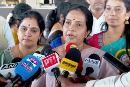 வானதி சீனிவாசன் செய்தியாளர்களிடம் பேசுகிறார்