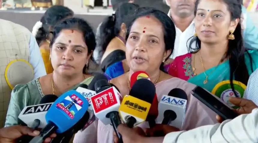 வானதி சீனிவாசன் செய்தியாளர்களிடம் பேசுகிறார்