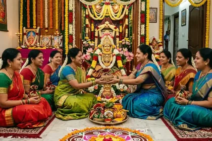 வரலட்சுமி தேவியை அலங்கரித்து பூஜை செய்யும் பெண்கள்