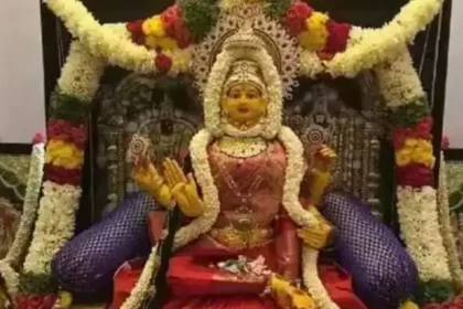மகாலட்சுமி தாயார் அமர்ந்திருக்கும் படம்
