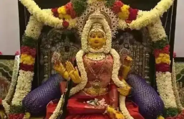 மகாலட்சுமி தாயார் அமர்ந்திருக்கும் படம்