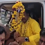 தமிழக வெற்றிக் கழகத்தினர் நடைபயணம் செல்ல முயன்றபோது காவல்துறையினரால் தடுத்து நிறுத்தப்படும் காட்சி