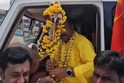 தமிழக வெற்றிக் கழகத்தினர் நடைபயணம் செல்ல முயன்றபோது காவல்துறையினரால் தடுத்து நிறுத்தப்படும் காட்சி