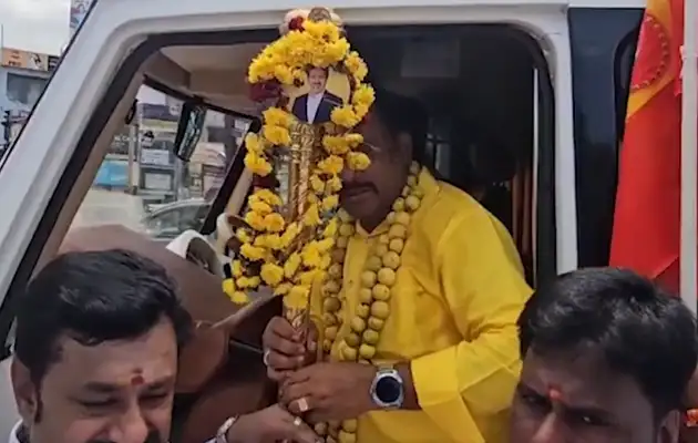 தமிழக வெற்றிக் கழகத்தினர் நடைபயணம் செல்ல முயன்றபோது காவல்துறையினரால் தடுத்து நிறுத்தப்படும் காட்சி