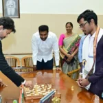 முதலமைச்சர் விஜய் பிரக்ஞானந்தாவிற்கு வாழ்த்து தெரிவிக்கும் படம்