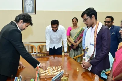 முதலமைச்சர் விஜய் பிரக்ஞானந்தாவிற்கு வாழ்த்து தெரிவிக்கும் படம்