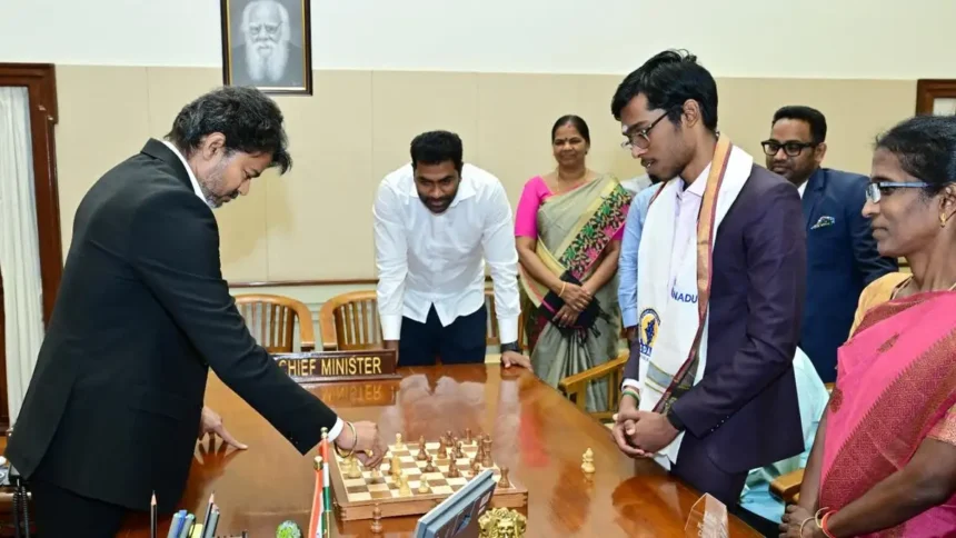 முதலமைச்சர் விஜய் பிரக்ஞானந்தாவிற்கு வாழ்த்து தெரிவிக்கும் படம்