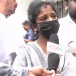 பாதிக்கப்பட்ட பெண் காவல் நிலையத்தில் புகார் அளிக்கும் காட்சி