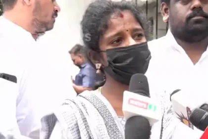 பாதிக்கப்பட்ட பெண் காவல் நிலையத்தில் புகார் அளிக்கும் காட்சி