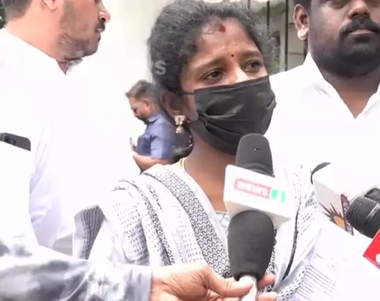 பாதிக்கப்பட்ட பெண் காவல் நிலையத்தில் புகார் அளிக்கும் காட்சி
