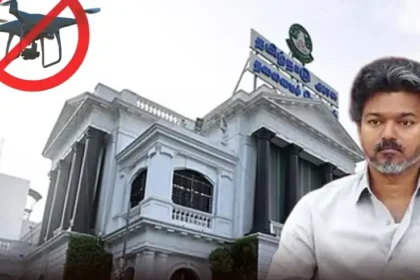 முதலமைச்சர் விஜய் சுதந்திர தின விழாவில் கொடியேற்றும் காட்சி