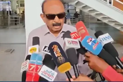 மதிமுக பொதுச்செயலாளர் வைகோ செய்தியாளர்களிடம் பேசுகிறார்