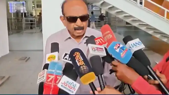 மதிமுக பொதுச்செயலாளர் வைகோ செய்தியாளர்களிடம் பேசுகிறார்