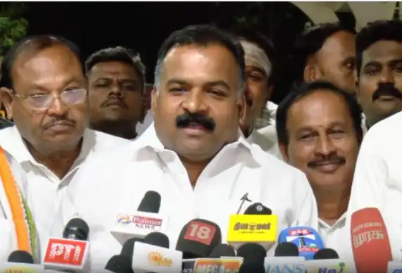 தமிழ்நாடு காங்கிரஸ் கமிட்டி தலைவர் மாணிக்கம் தாகூர் செய்தியாளர்களை சந்திக்கும் காட்சி
