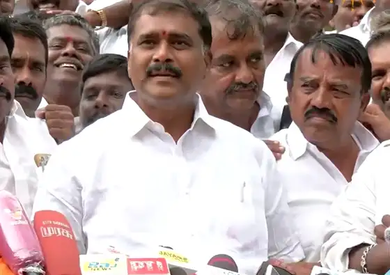 விளாத்திகுளம் எம்.எல்.ஏ மார்க்கண்டேயன் செய்தியாளர்களிடம் பேசுகிறார்
