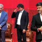 முதலமைச்சர் விஜய் சிறுவனை கையில் ஏந்தியபடி புகைப்படம் எடுக்கிறார்