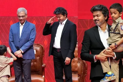 முதலமைச்சர் விஜய் சிறுவனை கையில் ஏந்தியபடி புகைப்படம் எடுக்கிறார்