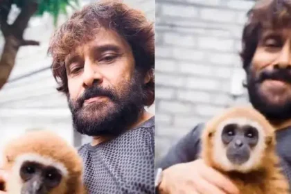 நடிகர் விக்ரம் குரங்குடன் இருக்கும் காட்சி