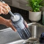 தண்ணீர் பாட்டிலை சுத்தம் செய்யும் பெண்