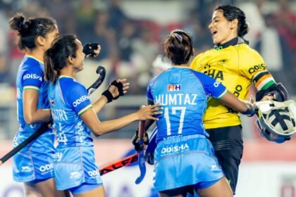 இந்திய மகளிர் ஹாக்கி அணி வீராங்கனைகள் விளையாடும் காட்சி