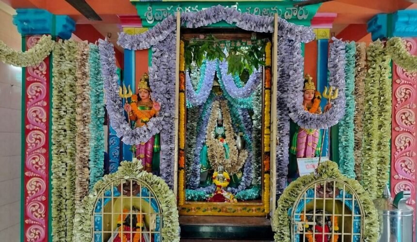 யானம் வாசவி கன்னிகா பரமேஸ்வரி அம்மன் கோயில் பண அலங்காரம்