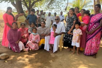 101 வயது அய்யாசாமி தாத்தா தனது குடும்பத்தினருடன் பிறந்தநாள் கொண்டாடும் காட்சி