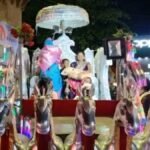 200 ஆண்டுகளுக்குப் பிறகு பிறந்த பெண் குழந்தையை தேரில் ஊர்வலமாக எடுத்துச் செல்லும் குடும்பத்தினர் மற்றும் உறவினர்கள்