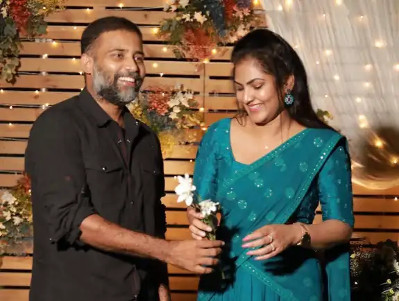 நடிகர் தினேஷ் மற்றும் விஜே எழிலரசி காதல் அறிவிப்பு புகைப்படம்