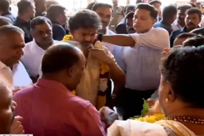 நடிகர் விஜய் மதுரை மீனாட்சி அம்மன் கோவிலில் சாமி தரிசனம் செய்தல்