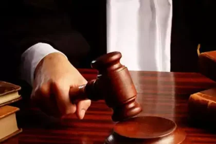 நீதிமன்றத்தில் நீதிபதி முன்னிலையில் வக்கீல்