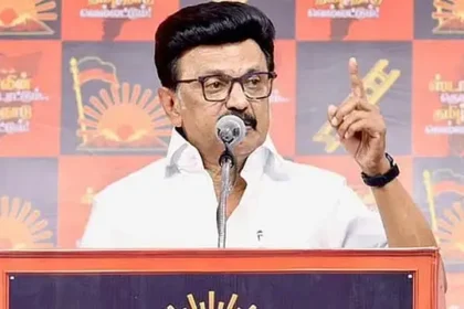 திமுக தலைவர் மு.க.ஸ்டாலின் அறிக்கை வெளியிடும் காட்சி