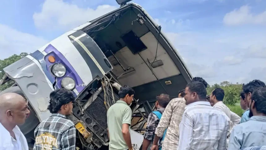 ஆந்திராவில் விபத்துக்குள்ளான அரசுப் பேருந்து