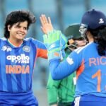 இந்திய மகளிர் கிரிக்கெட் அணி வீராங்கனைகள் வெற்றி கொண்டாடும் காட்சி