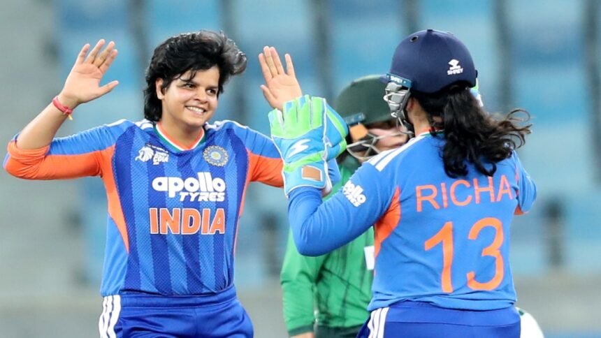இந்திய மகளிர் கிரிக்கெட் அணி வீராங்கனைகள் வெற்றி கொண்டாடும் காட்சி