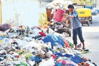 அவிநாசி நகராட்சி ஆணையர் பாலமுருகன் ஆய்வு செய்யும் காட்சி