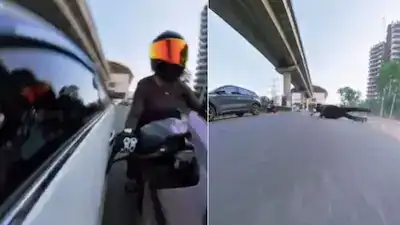குருக்ராமில் பெண் பைக் ஓட்டி மீது கார் மோதி விபத்து ஏற்பட்ட காட்சி