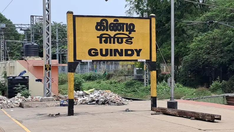 கிண்டி ரயில் நிலையத்தில் பராமரிப்பு பணி நடைபெறும் காட்சி
