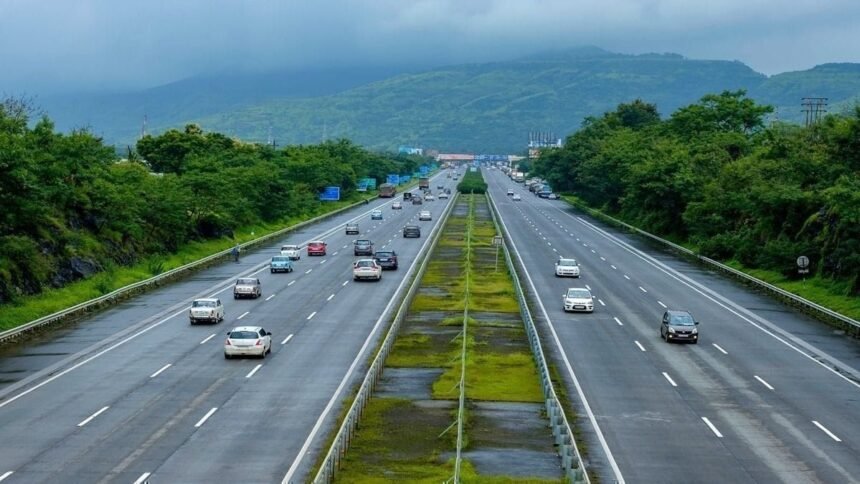 புதிய தொழில்நுட்பத்தில் சாலை அமைக்கும் பணி