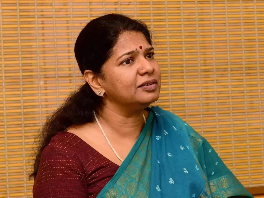 திமுக எம்பி கனிமொழி செய்தியாளர்களை சந்திக்கும் காட்சி