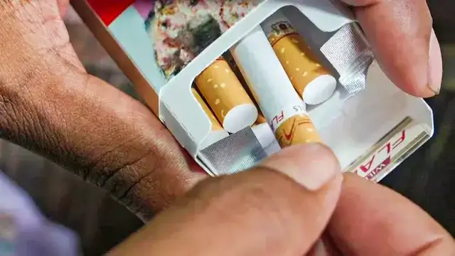 சிகரெட் பாக்கெட்டுகள் அடுக்கி வைக்கப்பட்டுள்ள காட்சி