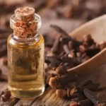 கிராம்பு டீ கோப்பை மற்றும் கிராம்பு