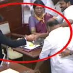 சட்டப்பேரவையில் திமுக உறுப்பினர் துரை.சந்திரசேகரனுக்கு முதலமைச்சர் விஜய் கைகொடுத்து உதவுதல்