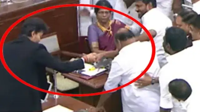 சட்டப்பேரவையில் திமுக உறுப்பினர் துரை.சந்திரசேகரனுக்கு முதலமைச்சர் விஜய் கைகொடுத்து உதவுதல்