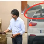 முதலமைச்சர் விஜய் தலைமை காவலர் வேல்முருகனை நேரில் பாராட்டும் காட்சி