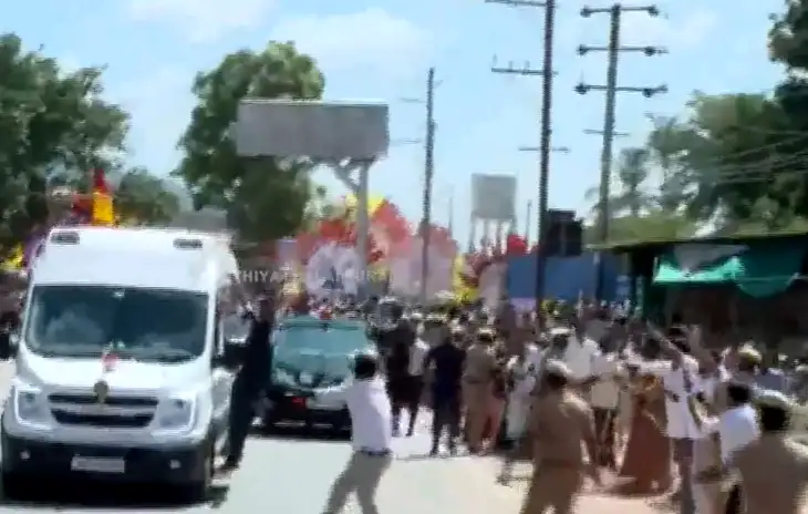 முதலமைச்சர் விஜய் வாகனம் செல்லும் காட்சி